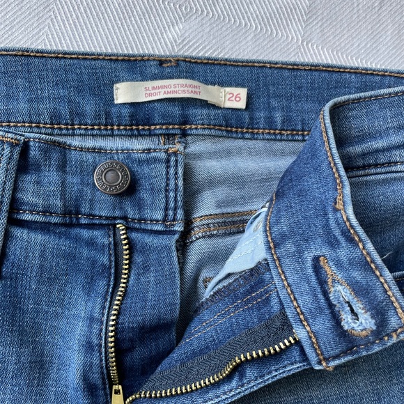 ✨Levi’s slimming straight jeans - Picture 2 of 4